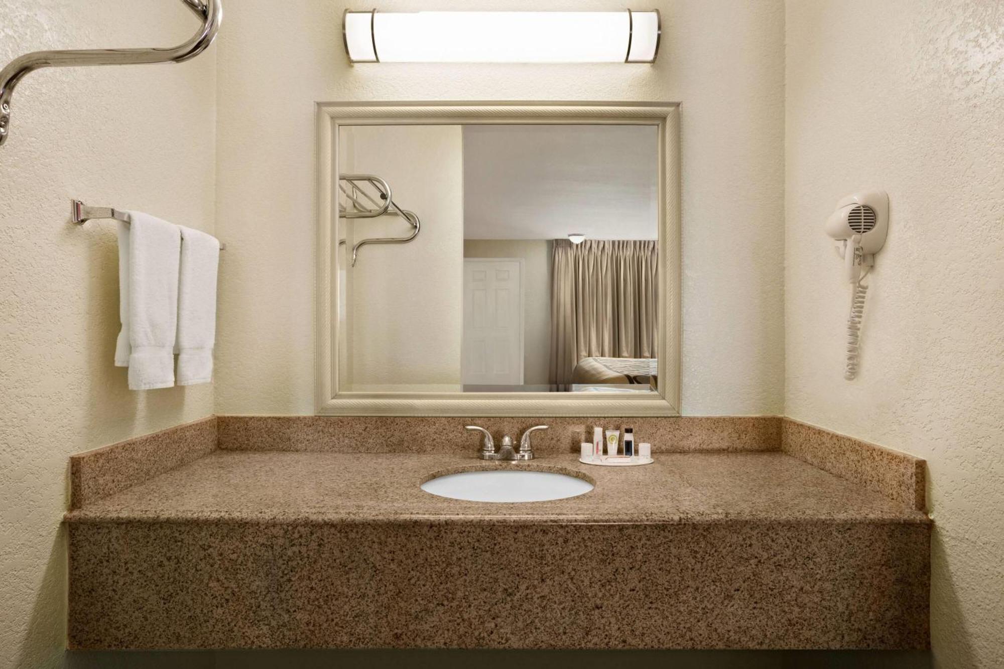 Super 8 By Wyndham Corsicana Esterno foto