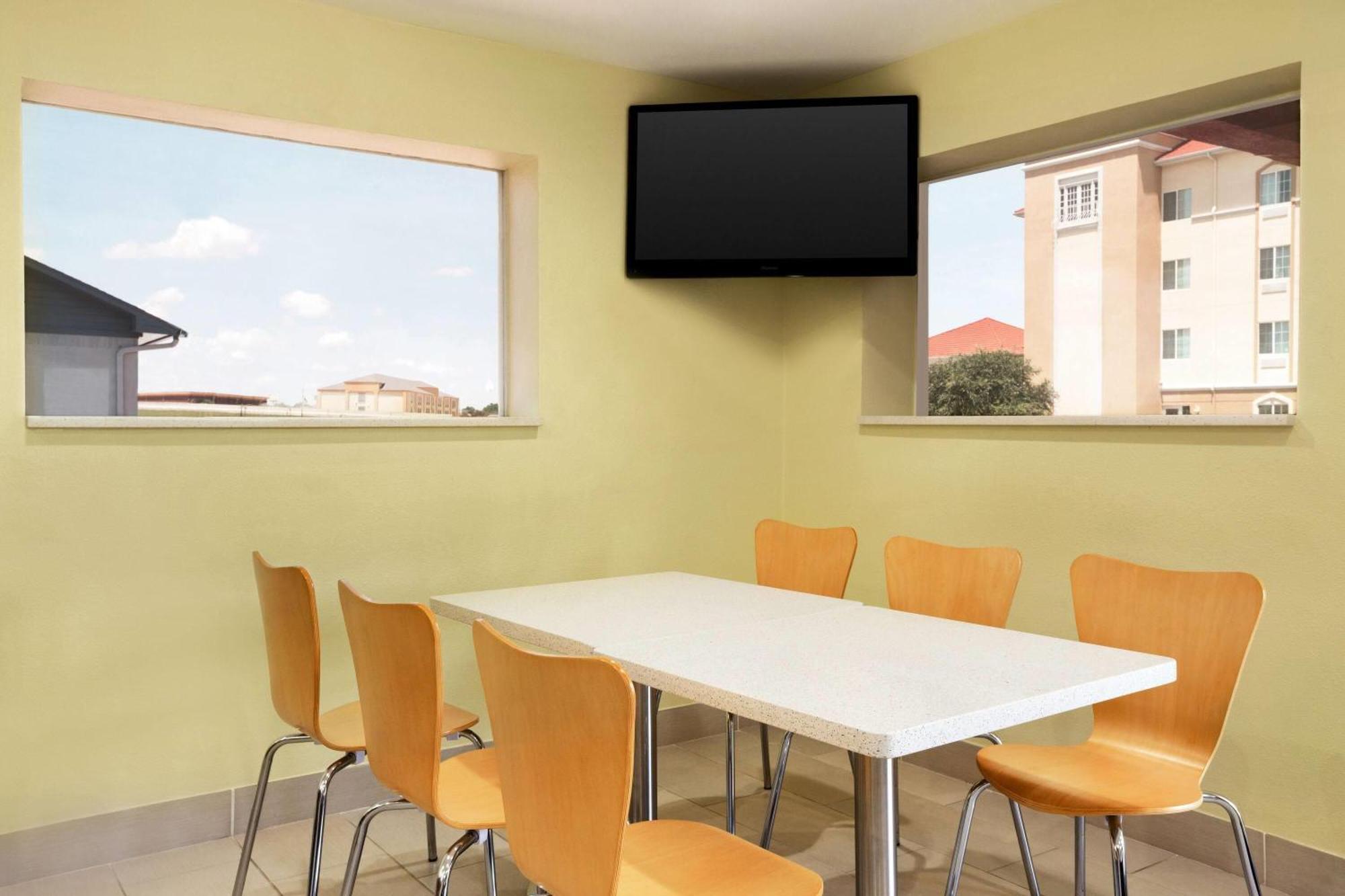 Super 8 By Wyndham Corsicana Esterno foto