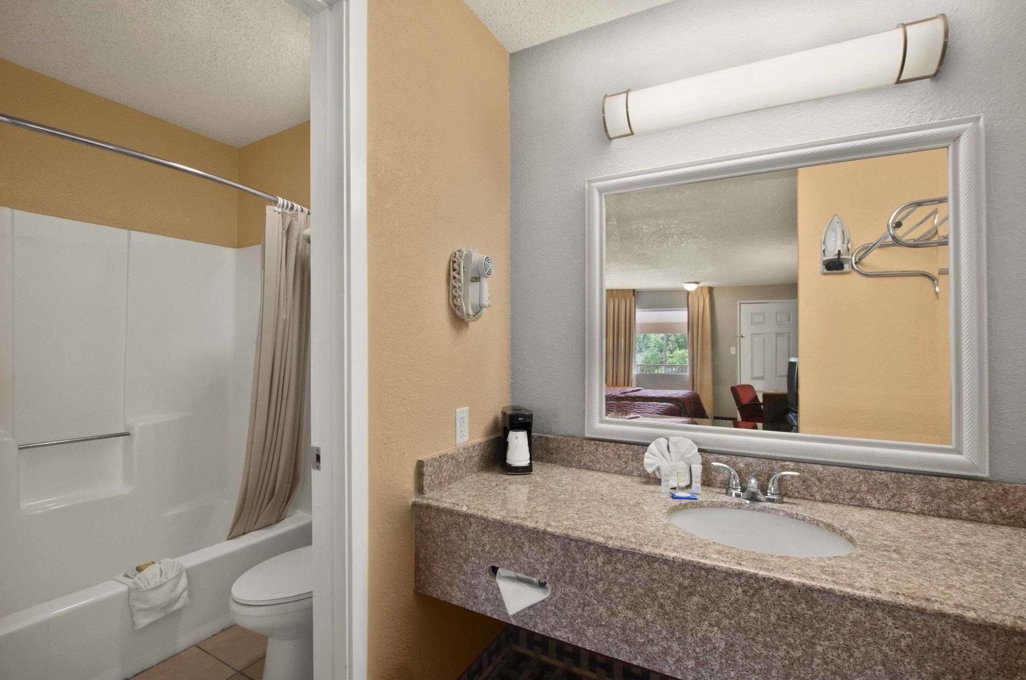 Super 8 By Wyndham Corsicana Esterno foto