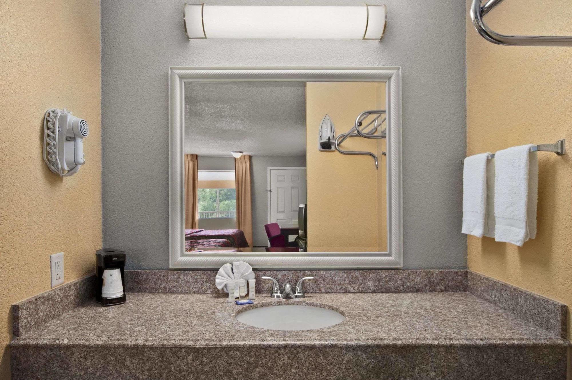 Super 8 By Wyndham Corsicana Esterno foto