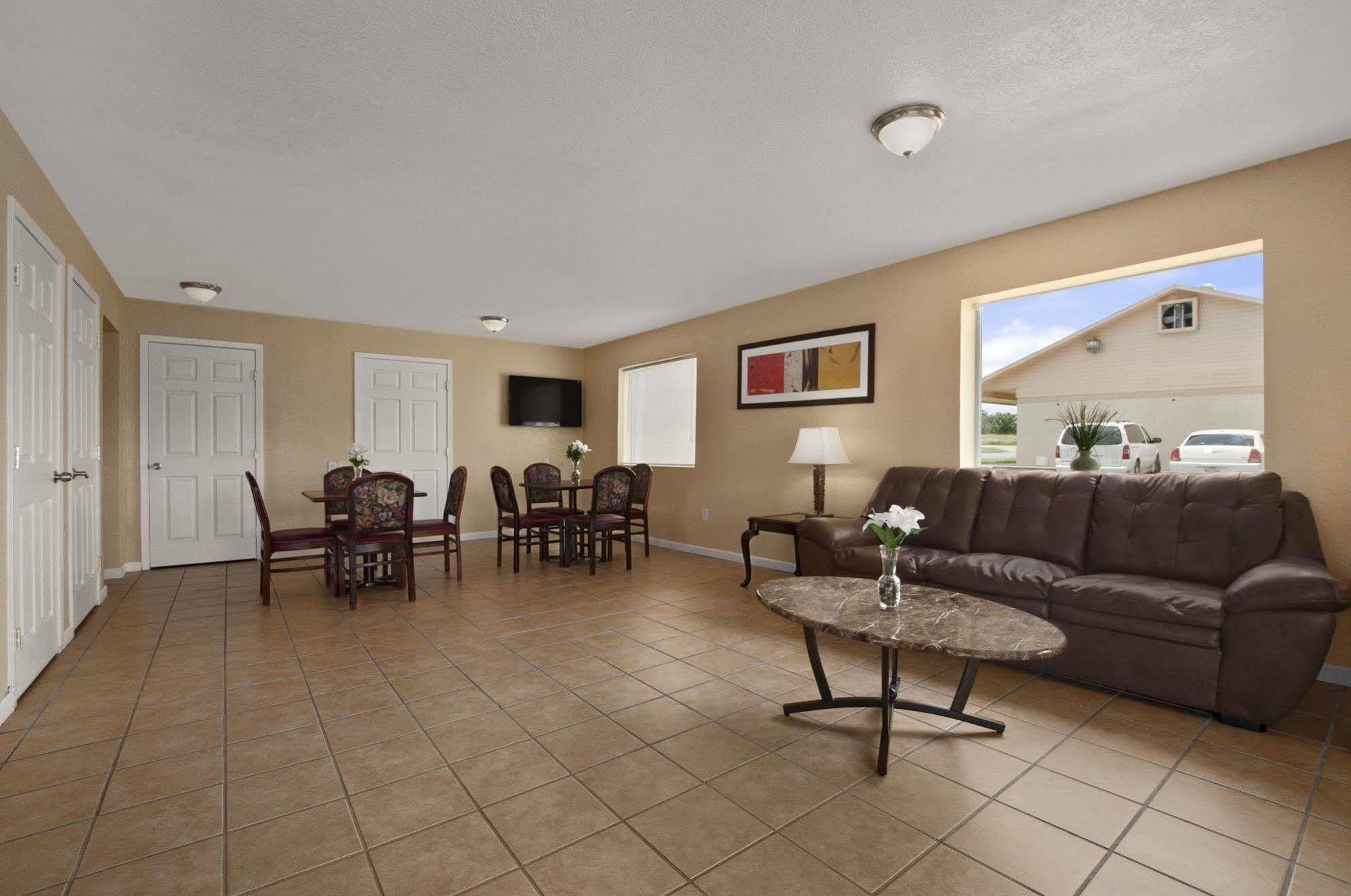 Super 8 By Wyndham Corsicana Esterno foto